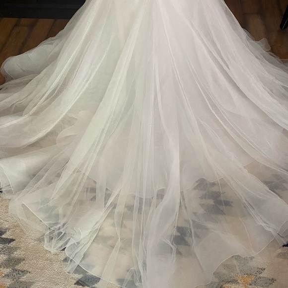 Beautiful by Enzoani Wedding Gown Size 24 NWOT - Picture 7 of 14